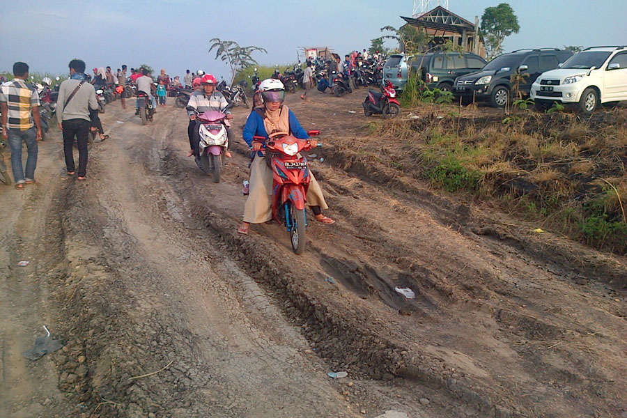 Jalan dekat lokasi parkir Taman Wisata Bukit Goa Jepang